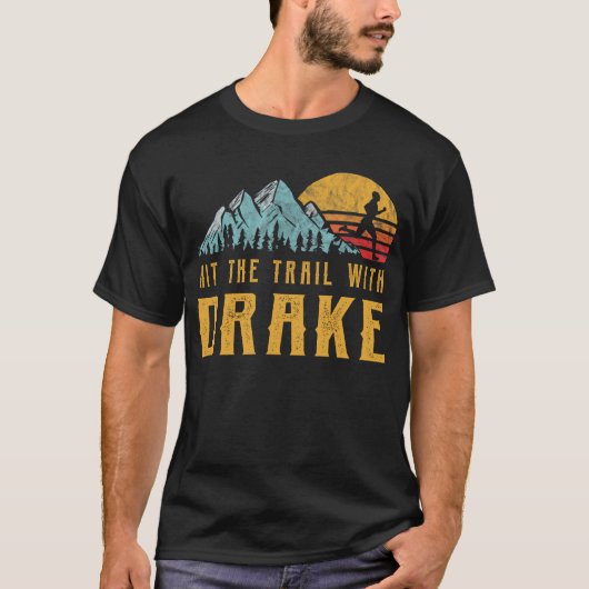 DRAKEファミリランニングーの – DRAKEでトレイルをヒット Tシャツ (正面)