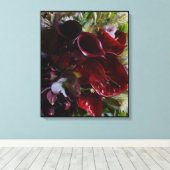 Dramatic Burgundy Floral Canvas キャンバスプリント (インサイチュ (ウッドフロア))