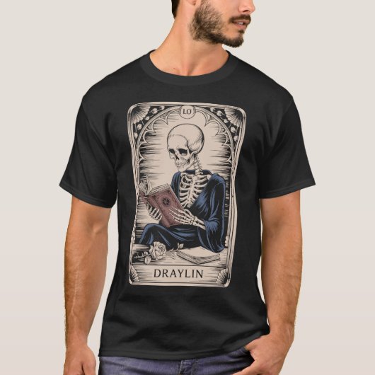 DRAYLIN Skelett mit Buch Tarot Karte Tシャツ (正面)