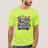 "Dream Big Hustle Harder T-Shirt – Bold Motivation Tシャツ (正面)
