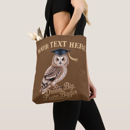 Dream Big Learn Bigger Personalized Owl Graduation トートバッグ (クローズアップ)