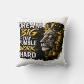 Dream Big Stay Humble Work Hard Lion Motivational クッション (裏面)
