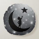 Dream Chaser Cute Minimalist Moon and Star Design ラウンドクッション<br><div class="desc">Bring imagination to life with this enchanting minimalist design of a child reaching for a star while standing on the moon. Perfect for kids’ t-shirts, pajamas, towels, and nursery accessories, this artwork inspires dreams, courage, and curiosity. Its clean silhouette fits beautifully on both light and dark fabrics, making it ideal...</div>