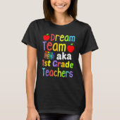 Dream Team AKA 1st Grade Teachers Cute Crayon Back Tシャツ (正面)