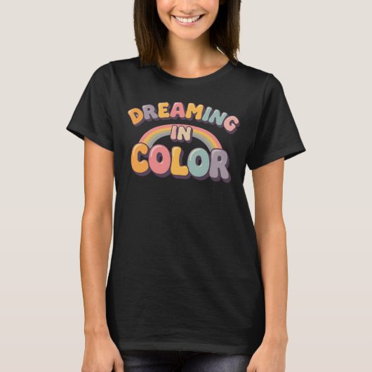 Dreaming in Color Retro Rainbow Typography Tシャツ (正面)