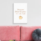 Dreams Don’t Expire, But Coffee Might – Motivation キャンバスプリント (インサイチュ (リビング))