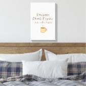 Dreams Don’t Expire, But Coffee Might – Motivation キャンバスプリント (インサイチュ (寝室))