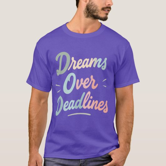 Dreams Over Deadlines – Manifest More, Stress Less Tシャツ (正面)