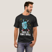 Dreideのドレディ転がデル（ユダヤ教）メノラーを分析する Tシャツ (正面フル)