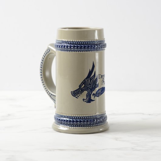 DrgnWings_PhnxFthersのロゴのマグ ビールジョッキ (正面左)