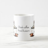 Drink Coffee. Avoid Humans. Scruffy Mouse Funny コーヒーマグカップ (中央)