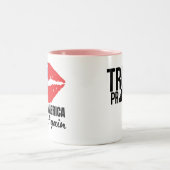 Drink Coffee, Support Trump 2024! ツートーンマグカップ (中央)