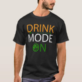 Drink Mode On St Patricks Day Drinking Squad Irish Tシャツ (正面)