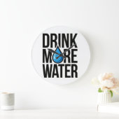 DRINK MORE WATER with a blue drop icon ラージ壁時計 (ホーム)