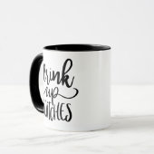Drink Up Witches 楽しいハロウィンの筆記体の引用 マグカップ (正面左)