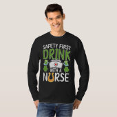 Drink With A Nurse St Patrick's Day Nursing Shamro Tシャツ (正面フル)