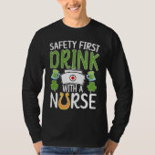 Drink With A Nurse St Patrick's Day Nursing Shamro Tシャツ (正面)