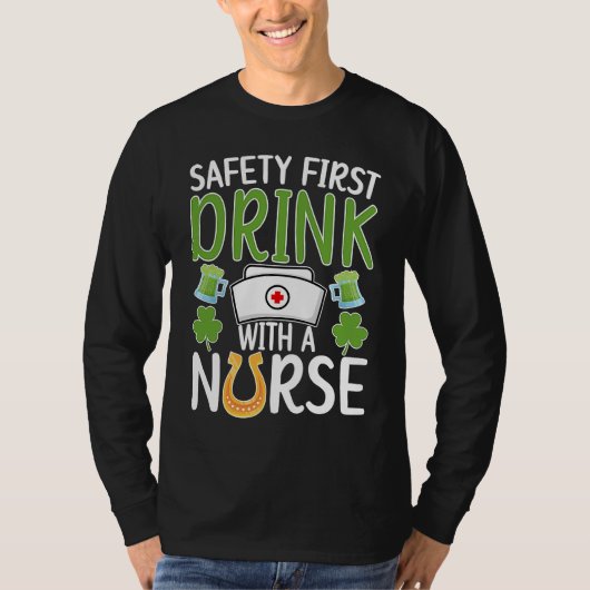 Drink With A Nurse St Patrick's Day Nursing Shamro Tシャツ (正面)