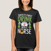 Drink With A Nurse St Patrick's Day Nursing Shamro Tシャツ (正面)