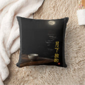 Drinking Alone (Gekka Dokushaku)Throw Pillow クッション (ブランケット)