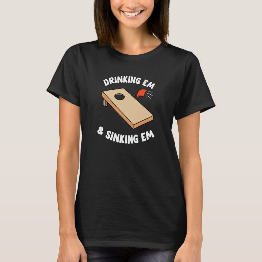 Drinking Em & Sinking Em Bean Bag Toss Cornhole Te Tシャツ (正面)