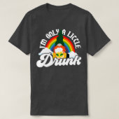 Drinking Leprechaun Irish Gnome Saint Patricks Day Tシャツ (デザイン正面)