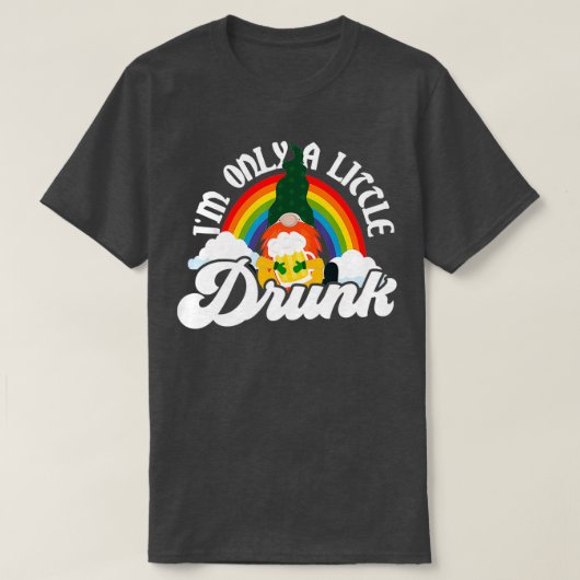 Drinking Leprechaun Irish Gnome Saint Patricks Day Tシャツ (デザイン正面)