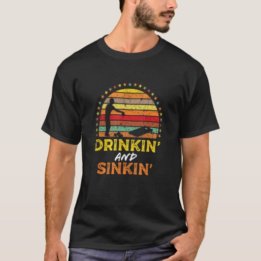 Drinking & Sinking  Cornhole Party Bags Quote Grap Tシャツ (正面)