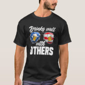 Drinks Well With Others 4th Of July Drinking Tシャツ (正面)
