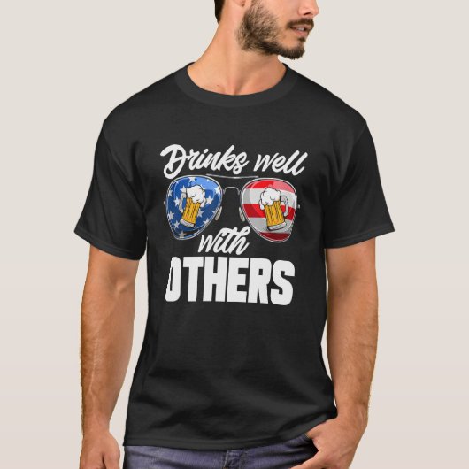 Drinks Well With Others 4th Of July Drinking Tシャツ (正面)