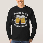 Drinks Well With Others Beer Drinking Tシャツ (正面)