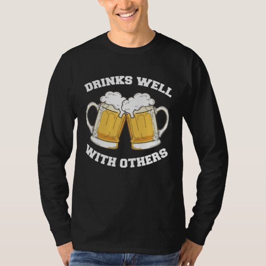 Drinks Well With Others Beer Drinking Tシャツ (正面)
