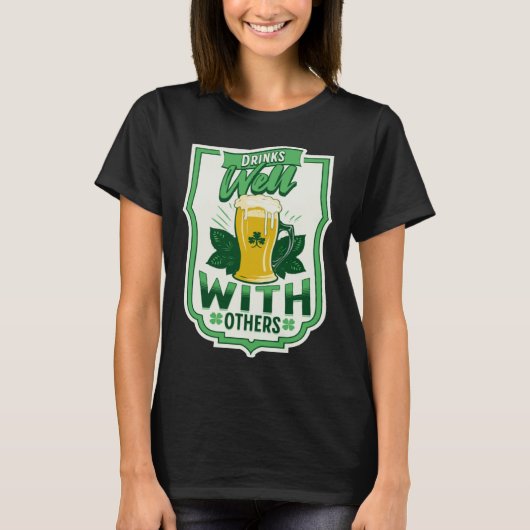 Drinks Well With Others Beer Saint Patrick s Day D Tシャツ (正面)