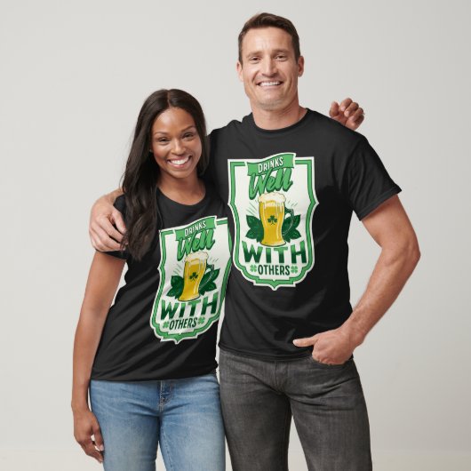 Drinks Well With Others Beer Saint Patrick s Day D Tシャツ (ユニセックス)