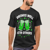 Drinks Well With Others Drinking Beer St Patricks  Tシャツ (正面)