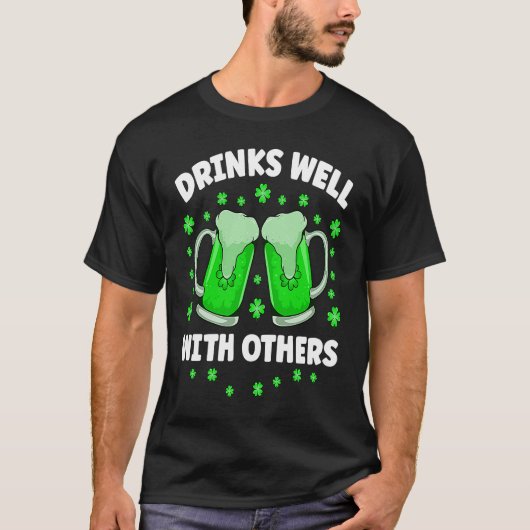 Drinks Well With Others Drinking Beer St Patricks Tシャツ (正面)