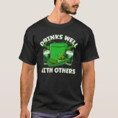 Drinks Well With Others Drinking Beer St Patricks  Tシャツ (正面)
