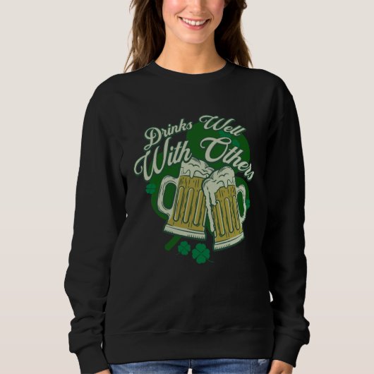 Drinks Well With Others Drunk Saint Patrick s Day  スウェットシャツ (正面)