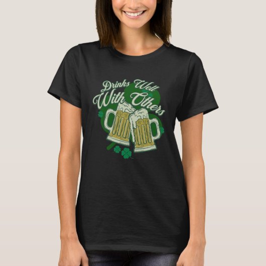 Drinks Well With Others Drunk Saint Patrick s Day  Tシャツ (正面)