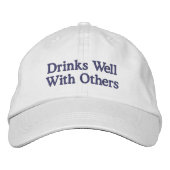Drinks Well With Others Funny Preppy Wine Baseball 刺繍入りキャップ (正面)