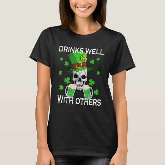 Drinks Well With Others Funny St Patricks Day Beer Tシャツ (正面)