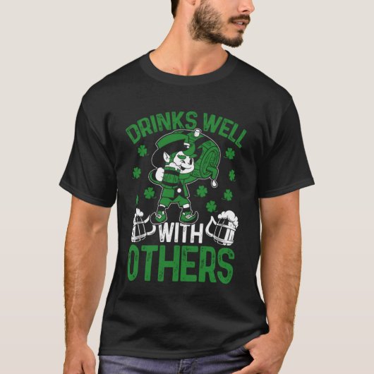 Drinks Well With Others Irish C St Patrick's Day Tシャツ (正面)