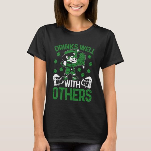 Drinks Well With Others Irish C St Patrick's Day Tシャツ (正面)