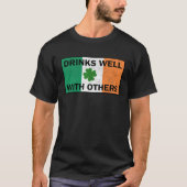Drinks Well With Others Irish Flag St Patricks Day Tシャツ (正面)