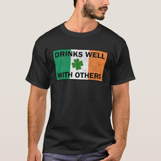Drinks Well With Others Irish Flag St Patricks Day Tシャツ (正面)