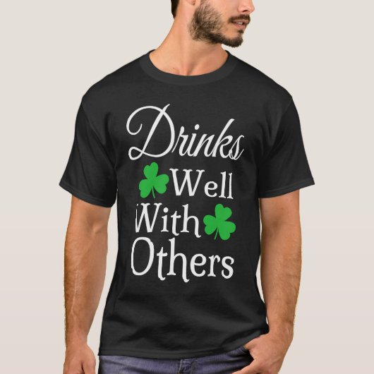 Drinks Well With Others Irish  St Patricks Day Dri Tシャツ (正面)