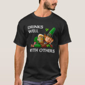 Drinks Well With Others Leprechaun Patrick s Day B Tシャツ (正面)