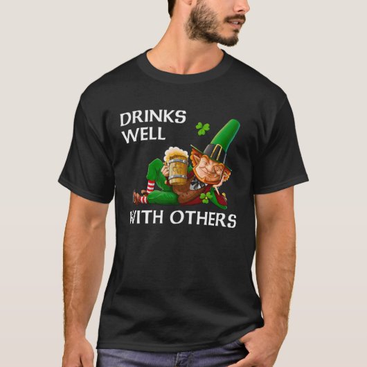 Drinks Well With Others Leprechaun Patrick s Day B Tシャツ (正面)