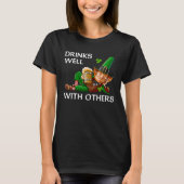 Drinks Well With Others Leprechaun Patrick s Day B Tシャツ (正面)