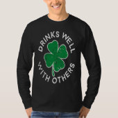 Drinks Well With Others Lucky C St Patrick's Day Tシャツ (正面)